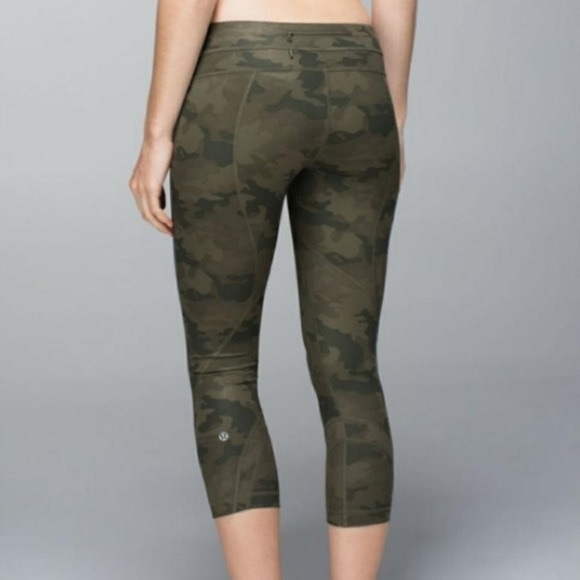 Lululemon camouflage Capri - Picture 1 of 4